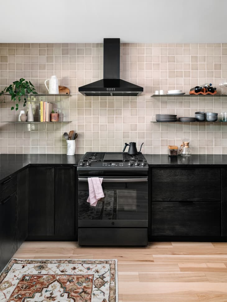 Black countertops black deals cabinets